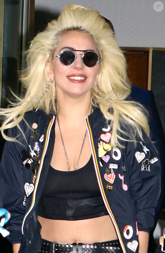 Lady Gaga sort de son appartement à New York, le 5 mai 2016.