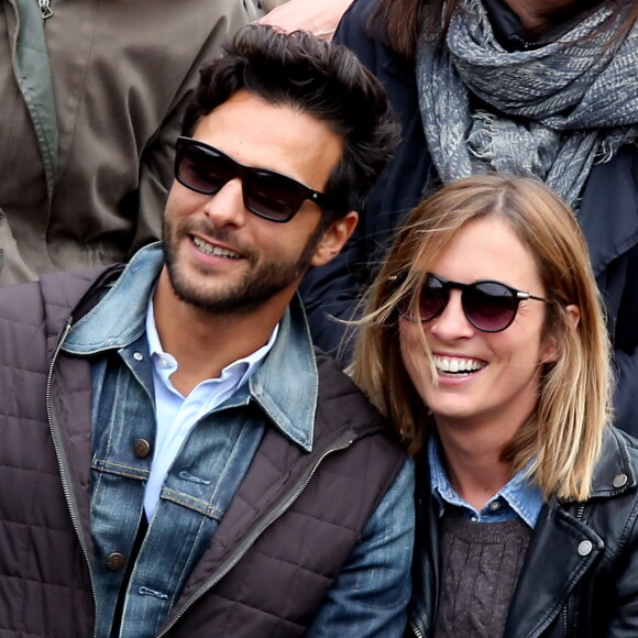 Maxim Nucci (Yodelice) et Isabelle Ithurburu en couple et très amoureux dans les tribunes des Internationaux de France de tennis de Roland-Garros à Paris le 24 mai 2016 © Dominique Jacovides / Bestimage