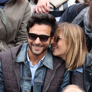 Maxim Nucci (Yodelice) et Isabelle Ithurburu en couple et très amoureux dans les tribunes des Internationaux de France de tennis de Roland-Garros à Paris le 24 mai 2016 © Dominique Jacovides / Bestimage