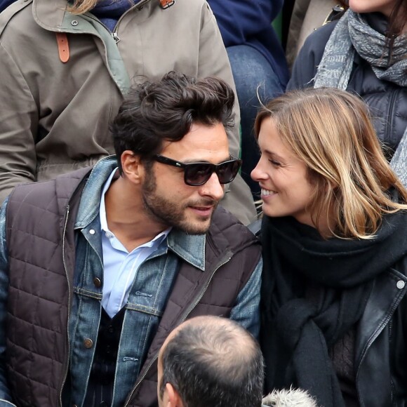 Maxim Nucci (Yodelice) et Isabelle Ithurburu en couple et très amoureux dans les tribunes des Internationaux de France de tennis de Roland-Garros à Paris le 24 mai 2016 © Dominique Jacovides / Bestimage