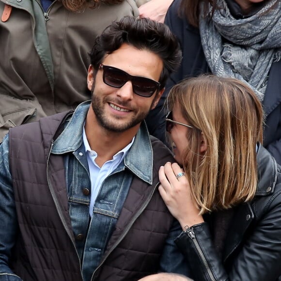 Maxim Nucci (Yodelice) et Isabelle Ithurburu en couple et très amoureux dans les tribunes des Internationaux de France de tennis de Roland-Garros à Paris le 24 mai 2016 © Dominique Jacovides / Bestimage