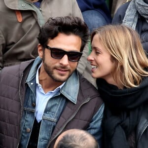 Maxim Nucci (Yodelice) et Isabelle Ithurburu en couple et très amoureux dans les tribunes des Internationaux de France de tennis de Roland-Garros à Paris le 24 mai 2016 © Dominique Jacovides / Bestimage