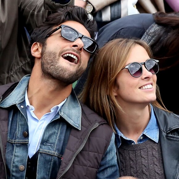 Maxim Nucci (Yodelice) et Isabelle Ithurburu en couple et très amoureux dans les tribunes des Internationaux de France de tennis de Roland-Garros à Paris le 24 mai 2016 © Dominique Jacovides / Bestimage
