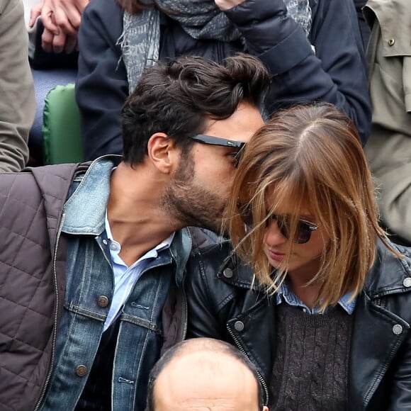 Maxim Nucci (Yodelice) et Isabelle Ithurburu en couple et très amoureux dans les tribunes des Internationaux de France de tennis de Roland-Garros à Paris le 24 mai 2016 © Dominique Jacovides / Bestimage