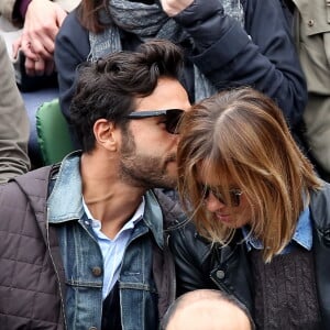 Maxim Nucci (Yodelice) et Isabelle Ithurburu en couple et très amoureux dans les tribunes des Internationaux de France de tennis de Roland-Garros à Paris le 24 mai 2016 © Dominique Jacovides / Bestimage