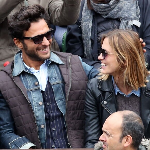 Maxim Nucci (Yodelice) et Isabelle Ithurburu en couple et très amoureux dans les tribunes des Internationaux de France de tennis de Roland-Garros à Paris le 24 mai 2016 © Dominique Jacovides / Bestimage