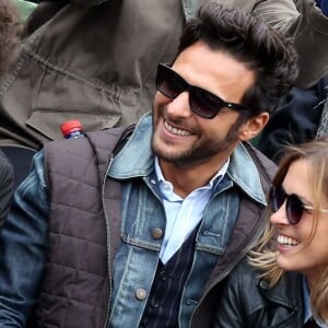 Maxim Nucci (Yodelice) et Isabelle Ithurburu en couple et très amoureux dans les tribunes des Internationaux de France de tennis de Roland-Garros à Paris le 24 mai 2016 © Dominique Jacovides / Bestimage