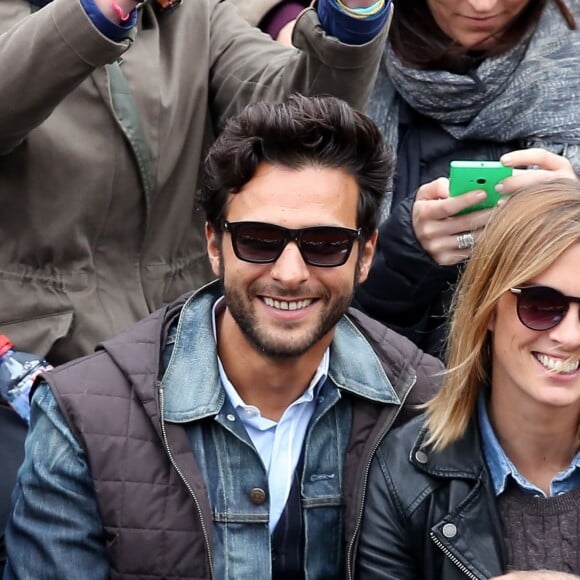 Maxim Nucci (Yodelice) et Isabelle Ithurburu en couple et très amoureux dans les tribunes des Internationaux de France de tennis de Roland-Garros à Paris le 24 mai 2016 © Dominique Jacovides / Bestimage