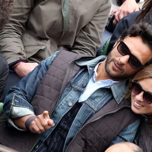 Maxim Nucci (Yodelice) et Isabelle Ithurburu en couple et très amoureux dans les tribunes des Internationaux de France de tennis de Roland-Garros à Paris le 24 mai 2016 © Dominique Jacovides / Bestimage