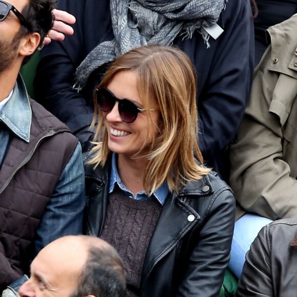 Maxim Nucci (Yodelice) et Isabelle Ithurburu en couple et très amoureux dans les tribunes des Internationaux de France de tennis de Roland-Garros à Paris le 24 mai 2016 © Dominique Jacovides / Bestimage