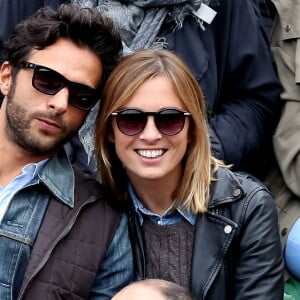 Maxim Nucci (Yodelice) et Isabelle Ithurburu en couple et très amoureux dans les tribunes des Internationaux de France de tennis de Roland-Garros à Paris le 24 mai 2016 © Dominique Jacovides / Bestimage