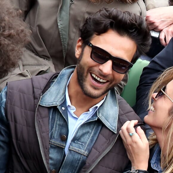 Maxim Nucci (Yodelice) et Isabelle Ithurburu en couple et très amoureux dans les tribunes des Internationaux de France de tennis de Roland-Garros à Paris le 24 mai 2016 © Dominique Jacovides / Bestimage