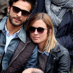 Maxim Nucci (Yodelice) et Isabelle Ithurburu en couple et très amoureux dans les tribunes des Internationaux de France de tennis de Roland-Garros à Paris le 24 mai 2016 © Dominique Jacovides / Bestimage