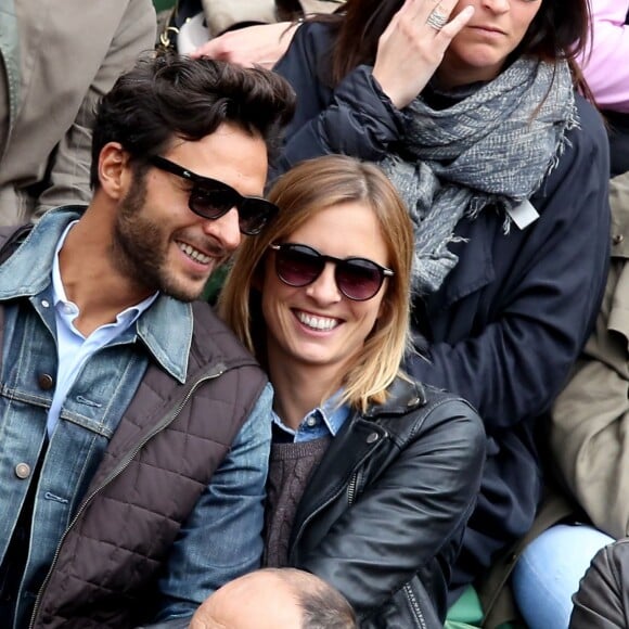 Maxim Nucci (Yodelice) et Isabelle Ithurburu en couple et très amoureux dans les tribunes des Internationaux de France de tennis de Roland-Garros à Paris le 24 mai 2016 © Dominique Jacovides / Bestimage