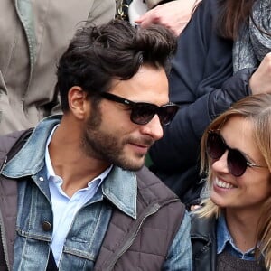 Maxim Nucci (Yodelice) et Isabelle Ithurburu en couple et très amoureux dans les tribunes des Internationaux de France de tennis de Roland-Garros à Paris le 24 mai 2016 © Dominique Jacovides / Bestimage