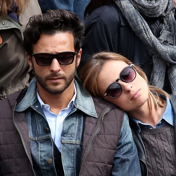 Maxim Nucci (Yodelice) et Isabelle Ithurburu en couple et très amoureux dans les tribunes des Internationaux de France de tennis de Roland-Garros à Paris le 24 mai 2016 © Dominique Jacovides / Bestimage