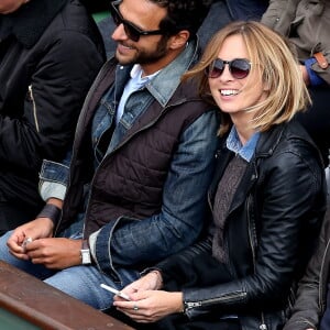 Maxim Nucci (Yodelice) et Isabelle Ithurburu en couple et très amoureux dans les tribunes des Internationaux de France de tennis de Roland-Garros à Paris le 24 mai 2016 © Dominique Jacovides / Bestimage