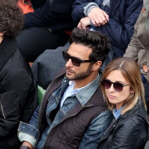 Maxim Nucci (Yodelice) et Isabelle Ithurburu en couple et très amoureux dans les tribunes des Internationaux de France de tennis de Roland-Garros à Paris le 24 mai 2016 © Dominique Jacovides / Bestimage