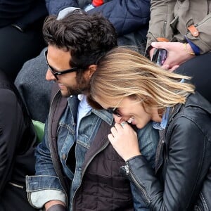 Maxim Nucci (Yodelice) et Isabelle Ithurburu en couple et très amoureux dans les tribunes des Internationaux de France de tennis de Roland-Garros à Paris le 24 mai 2016 © Dominique Jacovides / Bestimage