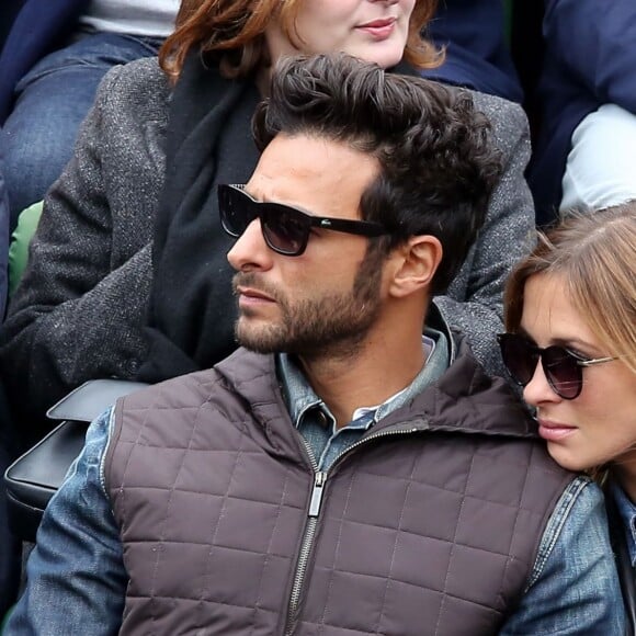 Maxim Nucci (Yodelice) et Isabelle Ithurburu en couple et très amoureux dans les tribunes des Internationaux de France de tennis de Roland-Garros à Paris le 24 mai 2016 © Dominique Jacovides / Bestimage