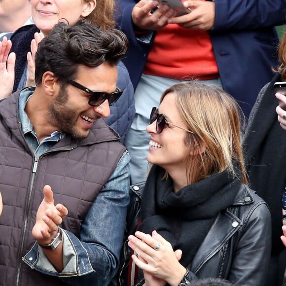 Maxim Nucci (Yodelice) et Isabelle Ithurburu en couple et très amoureux dans les tribunes des Internationaux de France de tennis de Roland-Garros à Paris le 24 mai 2016 © Dominique Jacovides / Bestimage