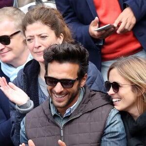 Maxim Nucci (Yodelice) et Isabelle Ithurburu en couple et très amoureux dans les tribunes des Internationaux de France de tennis de Roland-Garros à Paris le 24 mai 2016 © Dominique Jacovides / Bestimage