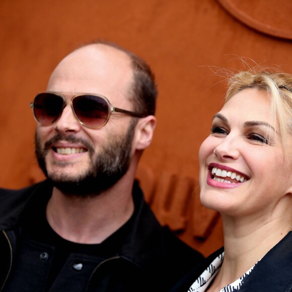 Helena Noguerra, désormais blonde, et son compagnon Fabrice Du Welz au village des Internationaux de France de tennis de Roland-Garros à Paris le 24 mai 2016 © Dominique Jacovides / Bestimage
