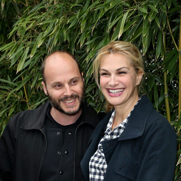 Helena Noguerra, désormais blonde, et son compagnon Fabrice Du Welz au village des Internationaux de France de tennis de Roland-Garros à Paris le 24 mai 2016 © Dominique Jacovides / Bestimage