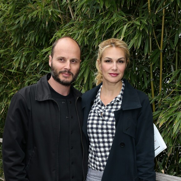 Helena Noguerra, désormais blonde, et son compagnon Fabrice Du Welz au village des Internationaux de France de tennis de Roland-Garros à Paris le 24 mai 2016 © Dominique Jacovides / Bestimage