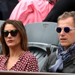 Charles Berling et sa compagne Charlotte de Chavagnac dans les tribunes des Internationaux de France de tennis de Roland-Garros à Paris le 24 mai 2016 © Dominique Jacovides / Bestimage