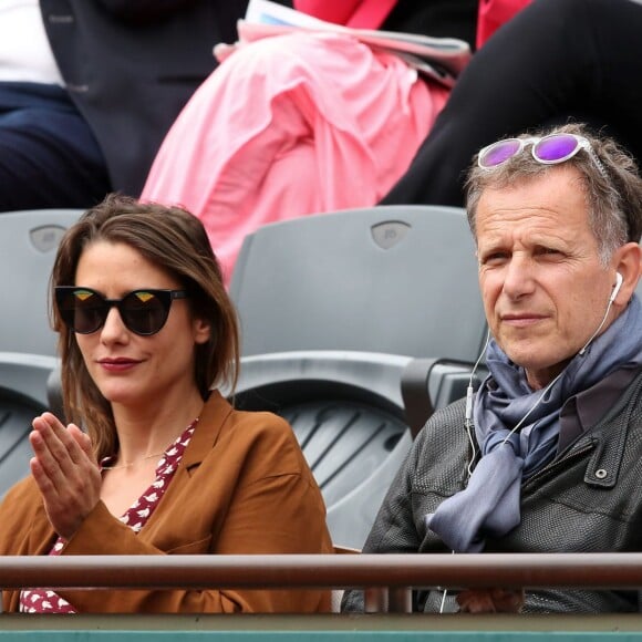 Charles Berling et sa compagne Charlotte de Chavagnac dans les tribunes des Internationaux de France de tennis de Roland-Garros à Paris le 24 mai 2016 © Dominique Jacovides / Bestimage