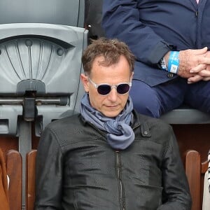 Charles Berling et sa compagne Charlotte de Chavagnac dans les tribunes des Internationaux de France de tennis de Roland-Garros à Paris le 24 mai 2016 © Dominique Jacovides / Bestimage