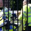 Le prince George de Cambridge est monté sur une moto de la police métropolitaine de Londres le 24 mai 2016 à Kensington Palace, sous les yeux de sa maman Kate Middleton, avec la princesse Charlotte en poussette, après avoir regardé la princesse Anne décoller en hélicoptère pour partir en mission.