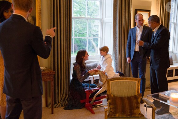 Le prince George de Cambridge a rencontré le 22 avril 2016 Barack Obama et son épouse Michelle, reçus à dîner à Kensington Palace par le duc et la duchesse de Cambridge.
