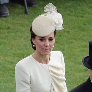 Le prince William et la duchesse Catherine de Cambridge à Buckingham Palace le 24 mai 2016 lors de la dernière garden party royale de l'année.