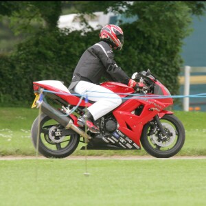 Le prince William sur sa Triumph en juin 2005 à Cirencester, arrivant à un tournoi de polo.