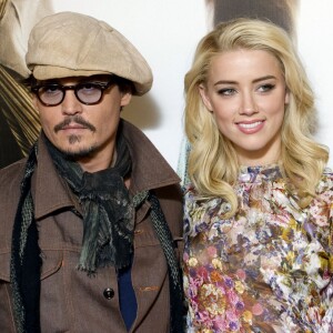 Johnny Depp et Amber Heard au photocall du film "Rhum Express" le 8 novembre 2011 à Paris