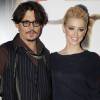 Johnny Depp et Amber Heard à l'avant-première du film "Rhum Express" aux Champs-Elysées à Paris le 8 novembre 2011