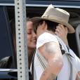 Johnny Depp embrasse sa fiancée Amber Heard avant de partir sur un vol à New York le 12 mai 2014.
