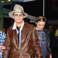Johnny Depp et sa fiancée Amber Heard sont allés faire du shopping au magasin de livres rares Bauman sur Madison Avenue dans la soirée à New York, le 22 avril 2014, le jour de l'anniversaire d'Amber Heard. Johnny Depp a amené sa fiancée choisir un livre pour son anniversaire. Un fan a offert à l'acteur une rose destinée à Amber Heard