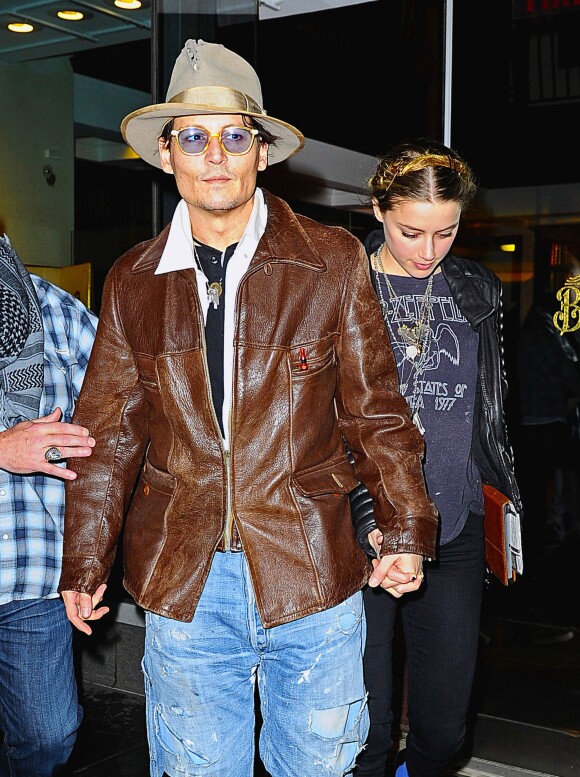 Johnny Depp et sa fiancée Amber Heard sont allés faire du shopping au magasin de livres rares Bauman sur Madison Avenue dans la soirée à New York, le 22 avril 2014, le jour de l'anniversaire d'Amber Heard. Johnny Depp a amené sa fiancée choisir un livre pour son anniversaire. Un fan a offert à l'acteur une rose destinée à Amber Heard