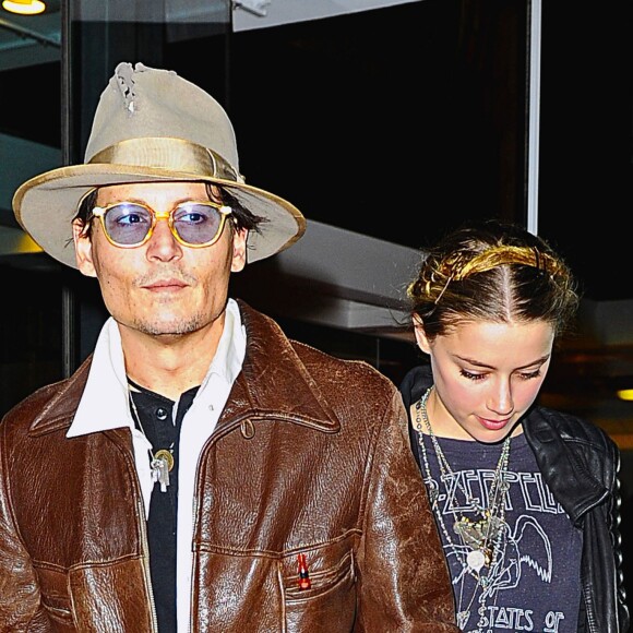 Johnny Depp et sa fiancée Amber Heard sont allés faire du shopping au magasin de livres rares Bauman sur Madison Avenue dans la soirée à New York, le 22 avril 2014, le jour de l'anniversaire d'Amber Heard. Johnny Depp a amené sa fiancée choisir un livre pour son anniversaire. Un fan a offert à l'acteur une rose destinée à Amber Heard