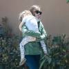 Megan Fox, enceinte, de son troisième enfant avec son mari Brian Austin Green avec qui elle devait divorcer se promène avec son fils Noah Shannon Green à Santa Monica le 27 avril 2016