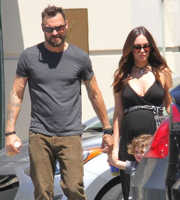 Megan Fox enceinte se promène avec son mari Brian Austin Green et leur fils Noah au Farmers Market à Studio City, le 17 avril 2016