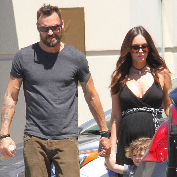 Megan Fox enceinte se promène avec son mari Brian Austin Green et leur fils Noah au Farmers Market à Studio City, le 17 avril 2016