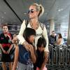 Laeticia Hallyday est accueillie par ses filles Jade et Joy à son arrivée à l'aéroport de Los Angeles le 15 mai 2016.