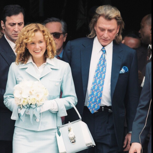 Archives - Laeticia Hallyday et Johnny Hallyday à la sortie de la mairie de Neuilly-sur-Seine, le 25 mars 1996. 