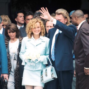 Archives - Laeticia Hallyday et son mari Johnny Hallyday à la sortie de la mairie de Neuilly-sur-Seine, le 25 mars 1996.