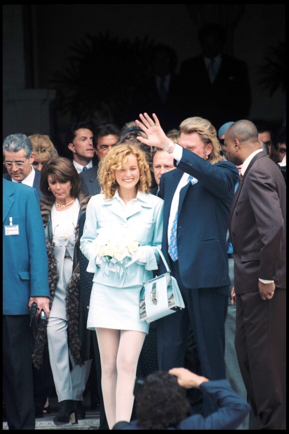 Archives - Laeticia Hallyday et son mari Johnny Hallyday à la sortie de la mairie de Neuilly-sur-Seine, le 25 mars 1996.