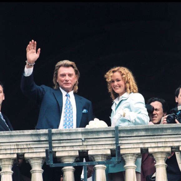 Archives - Laeticia Hallyday et Johnny Hallyday à la sortie de la mairie de Neuilly-sur-Seine, le 25 mars 1996.